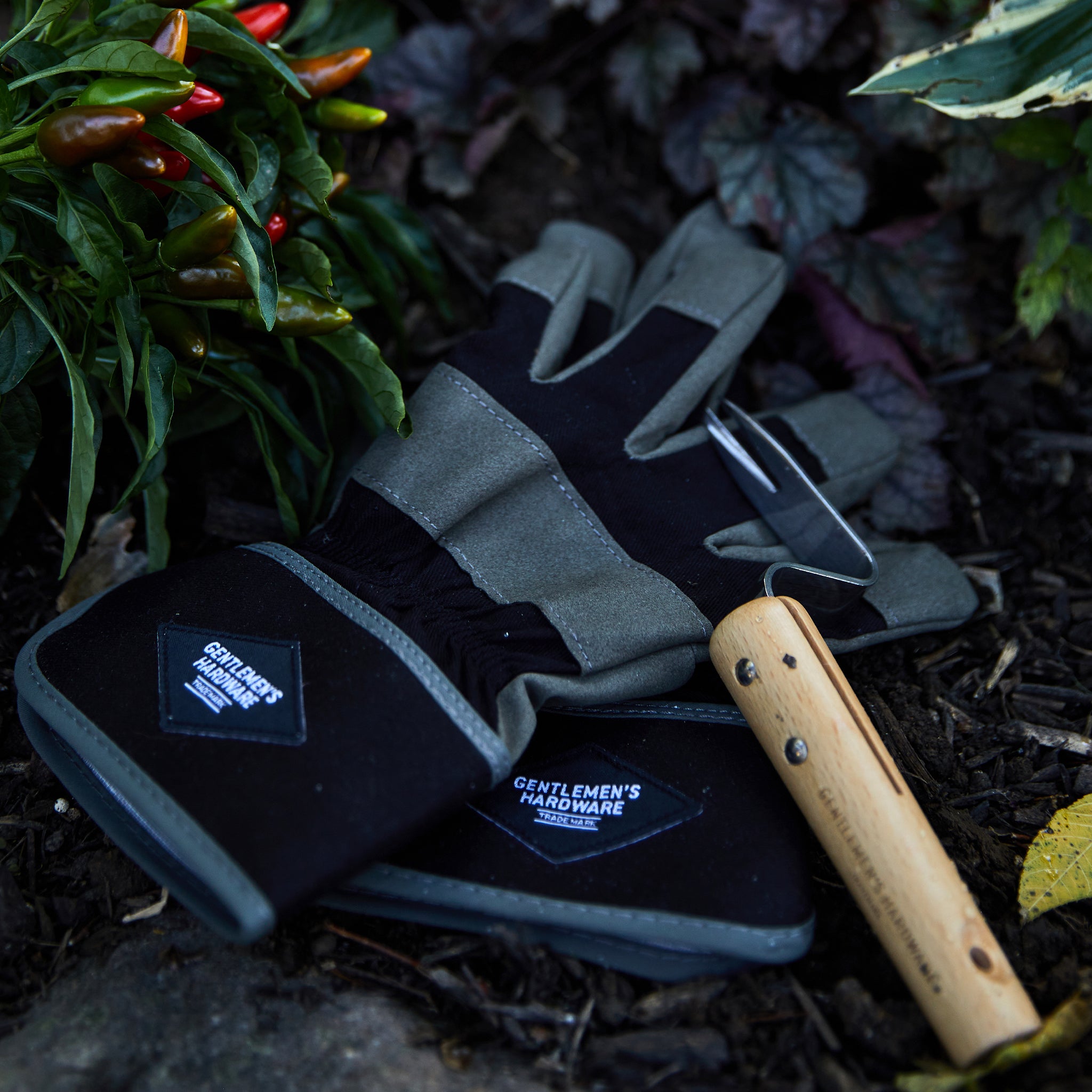 Gentlemen's Hardware Leather Gloves and Root Lifter