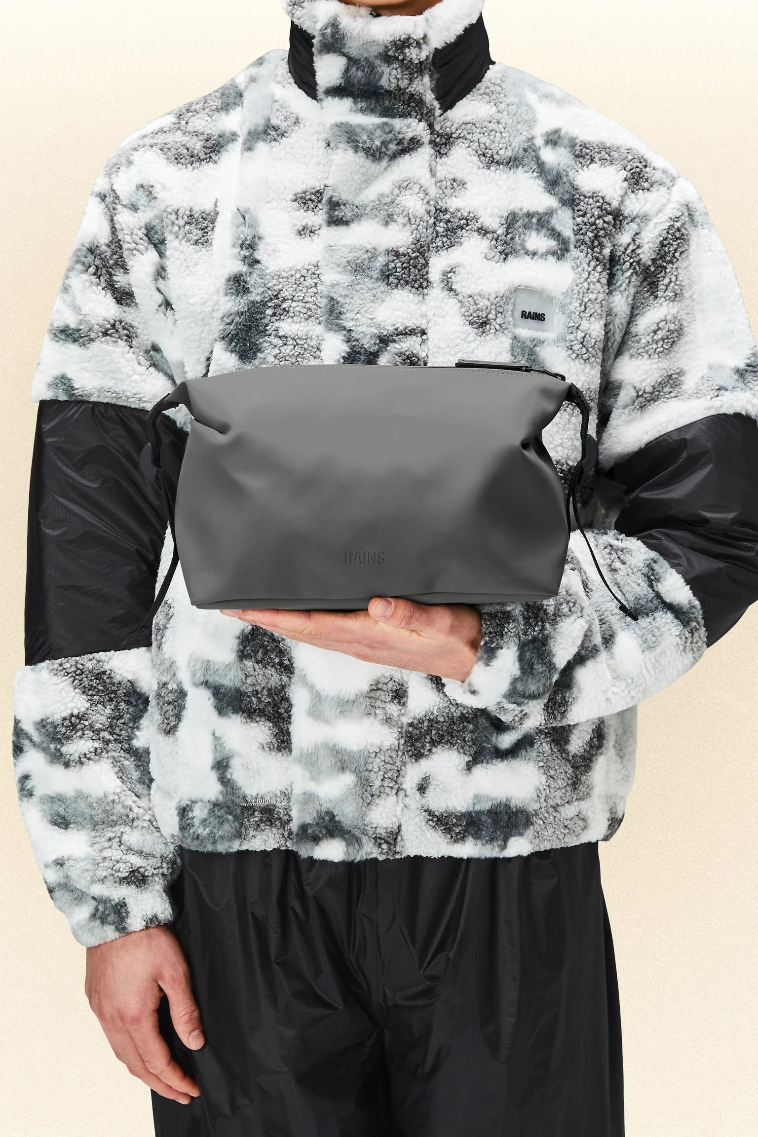 Rains Hilo Weekend Wash Bag