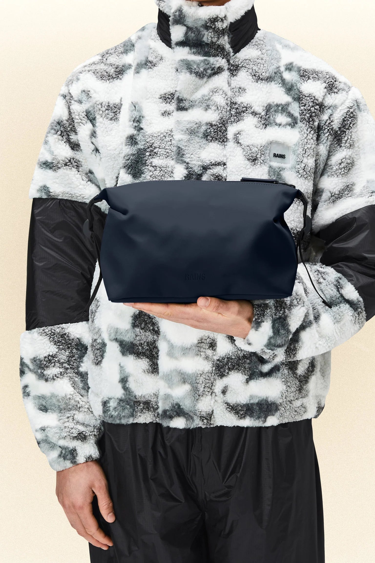 Rains Hilo Weekend Wash Bag